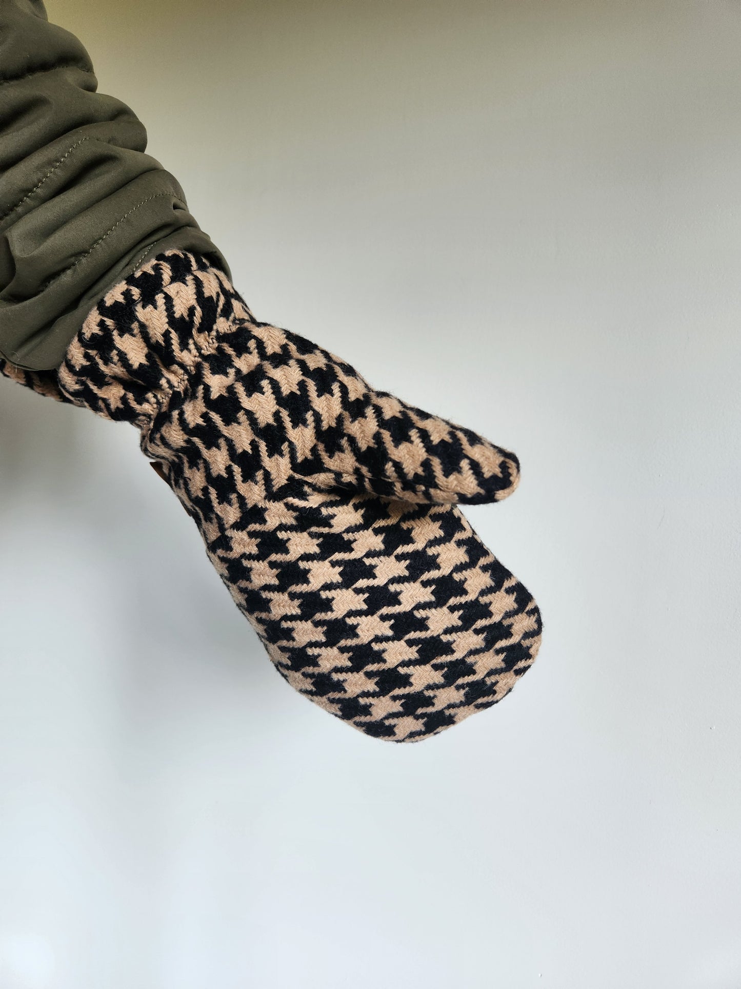 Wool Mittens Black & Tan Starburst -Large