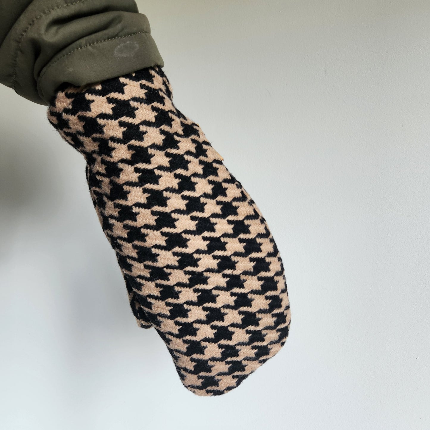 Wool Mittens Black & Tan Starburst -Large