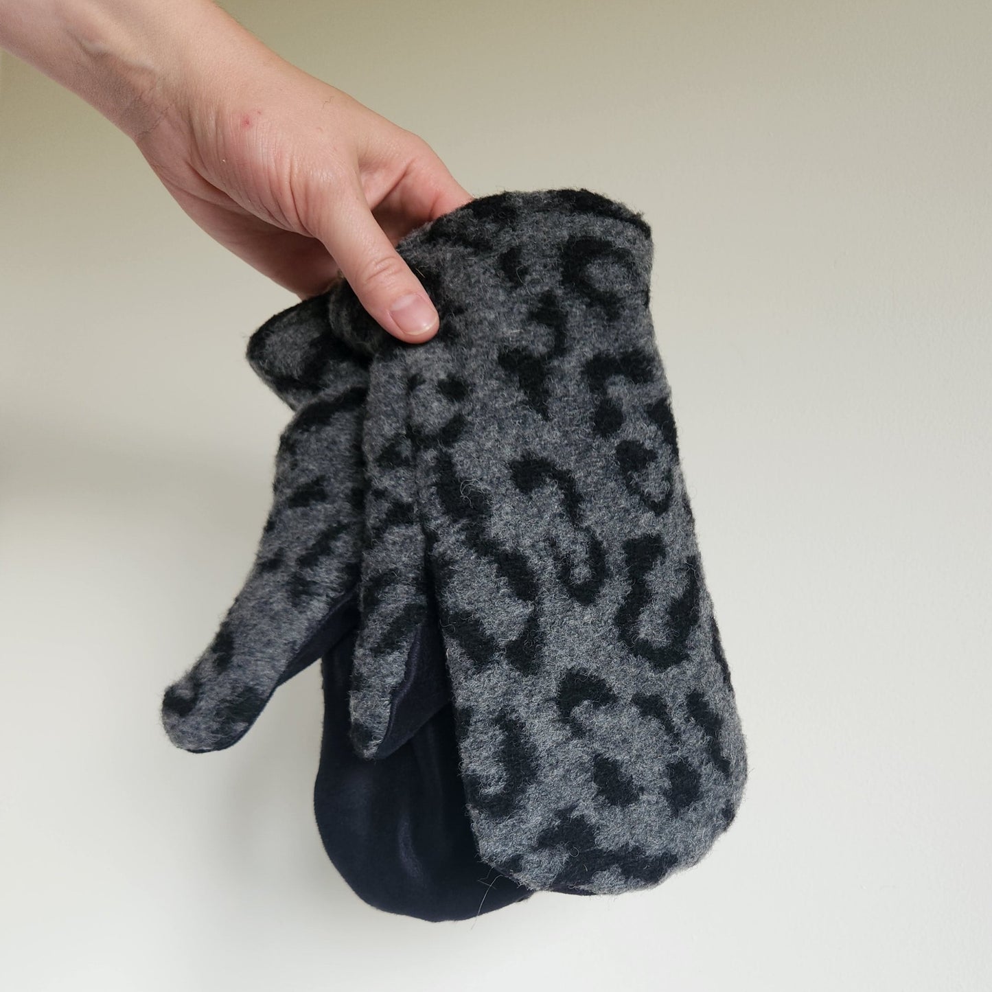 Wool Mittens Grey Leopard-Large