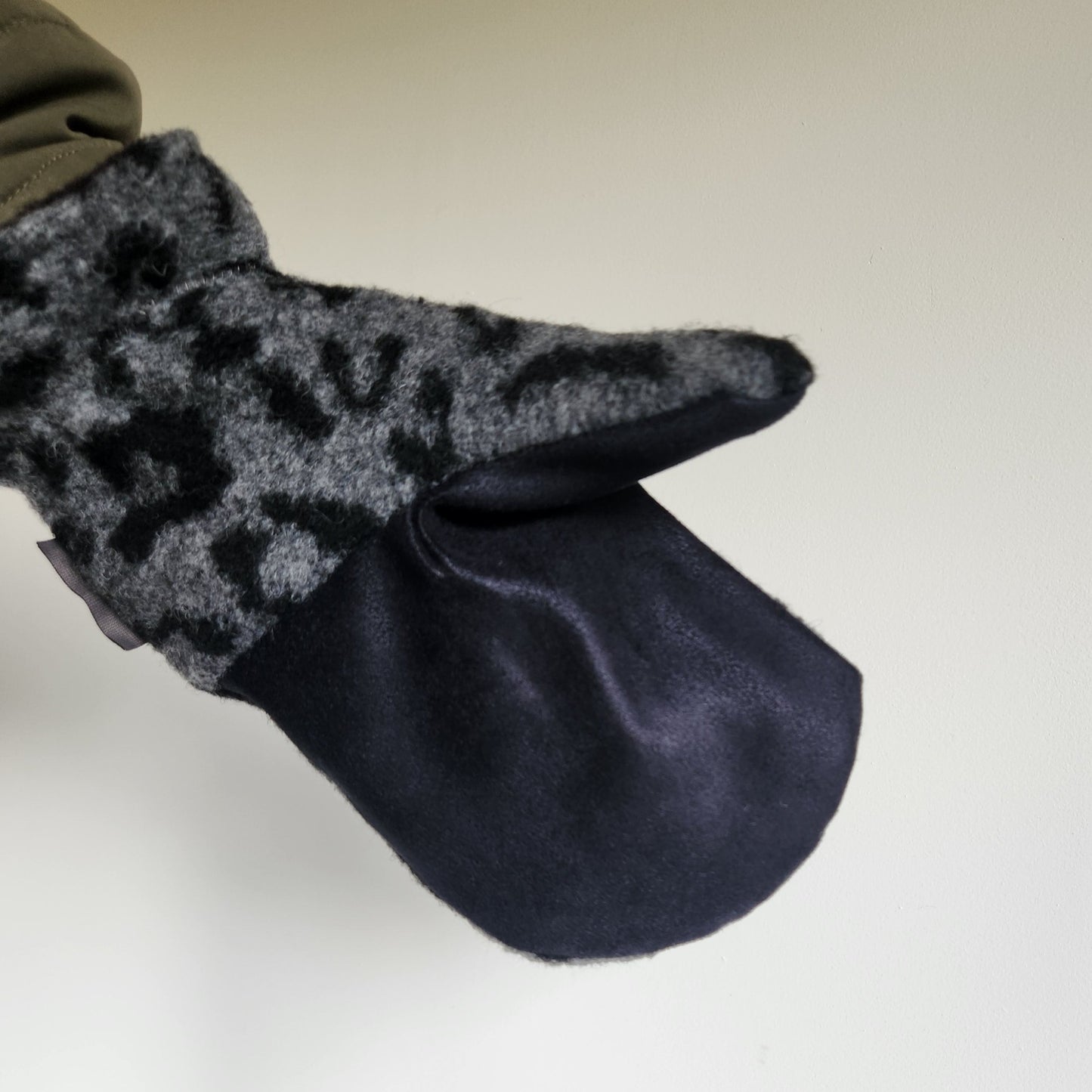 Wool Mittens Grey Leopard-Large