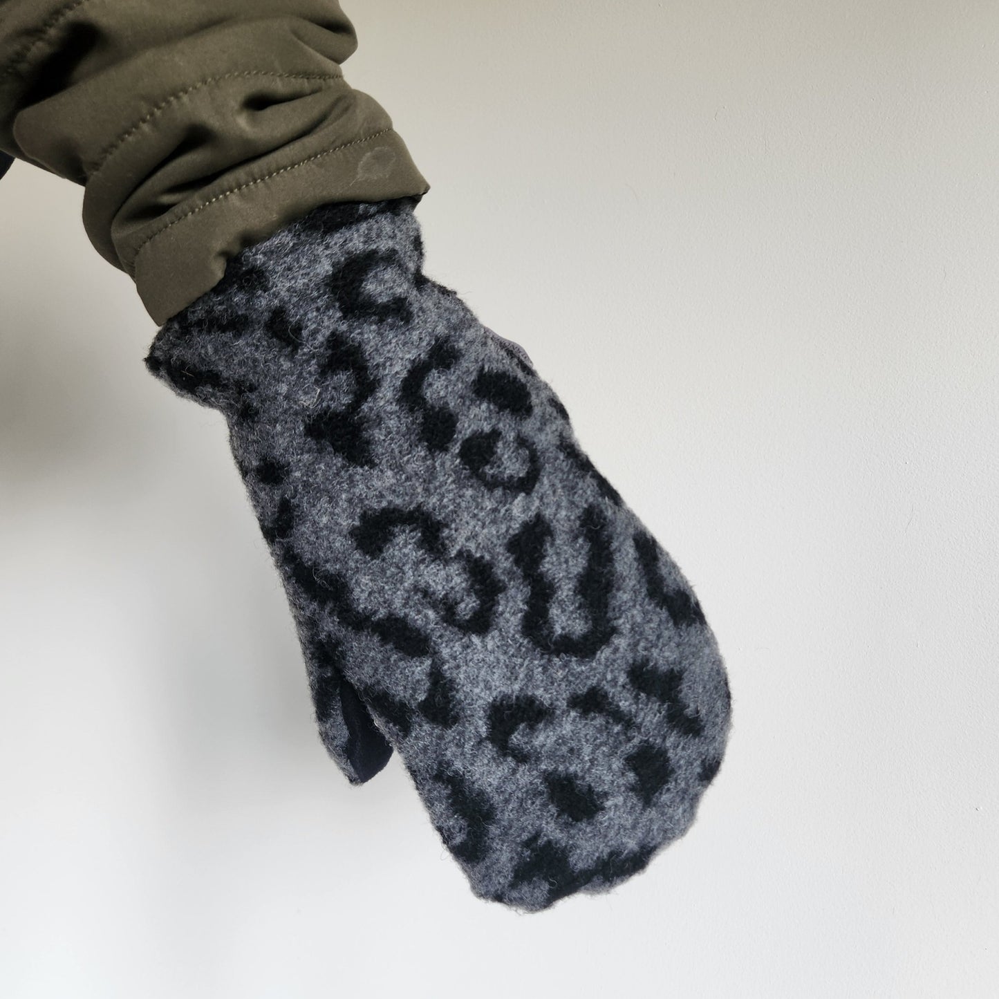 Wool Mittens Grey Leopard-Large