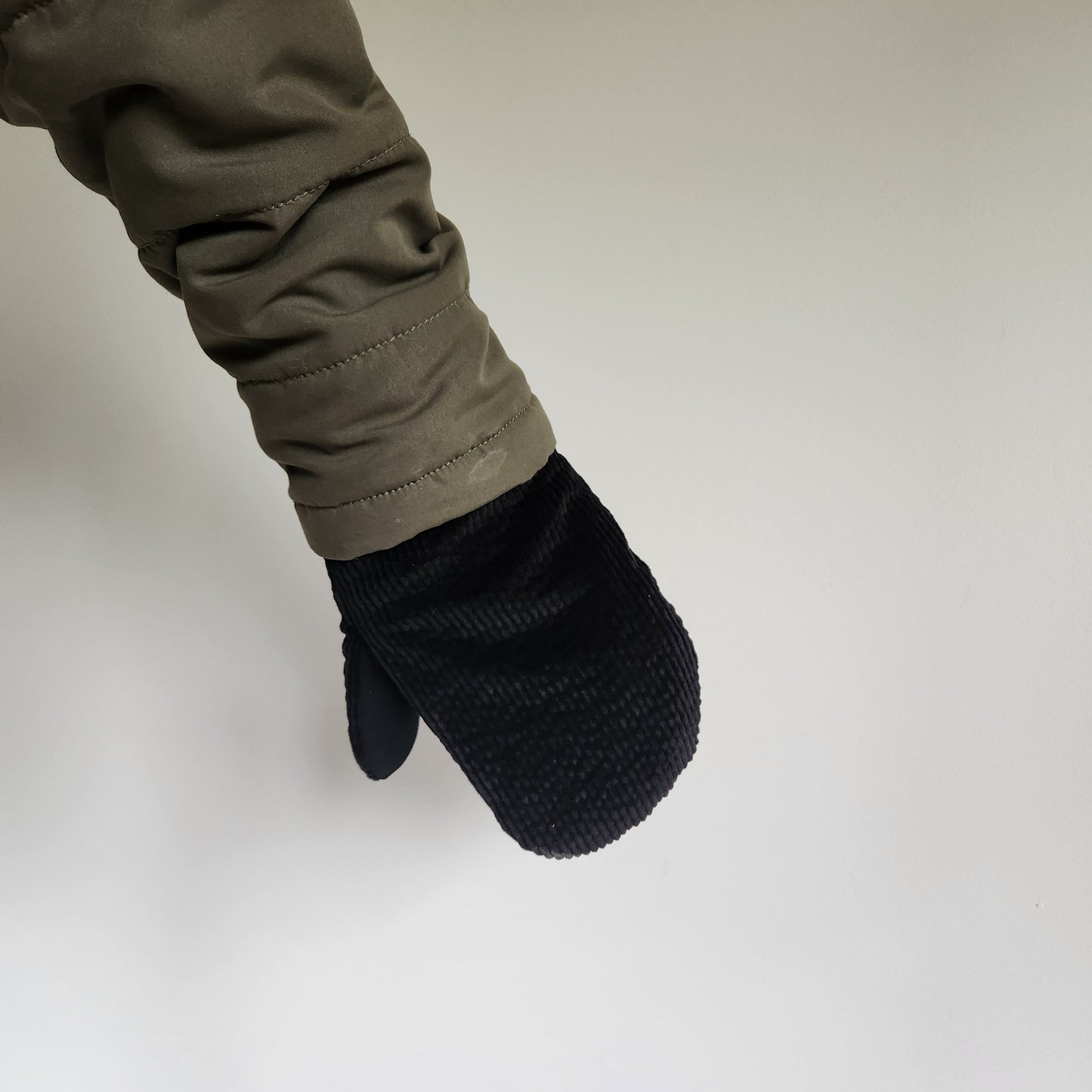 Corduroy Mittens Black