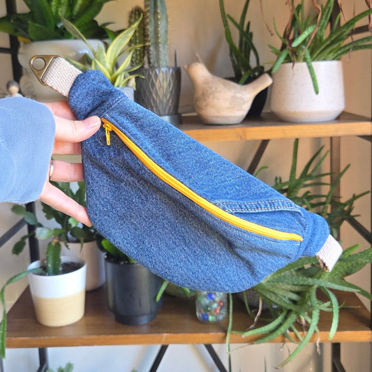Small Fanny Pack Yellow Zipper 03